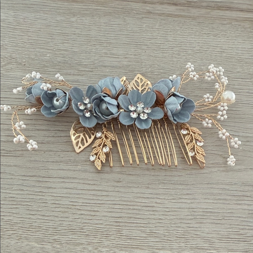 Elegant Floral Hair Comb with Gold Accents